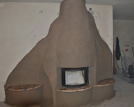 Nasze realizacje - Rustykalne NR-R-32 - Kominek rustykalny, wykonany w całości z materiałów ciepłych 

(cegła szamotowa) pokryty tynkiem rustykalnym termicznym. Wewnątrz wklad Spartherm Speedy Rh (szyba przesuwana do góry). Zdjęcie 

przedstawia świeżo zatarty mokry jeszcze kominek. projekt: Jan Deręgowski 