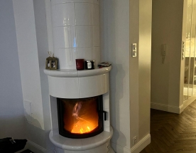 Nasze realizacje - Kaflowe NR-K-97 - Kominek kaflowy narożny z wkładem Hajduk. Obudowa z białych szkliwionych kafli zalewana szamotem i zbrojona. projekt: Marcin Deręgowski