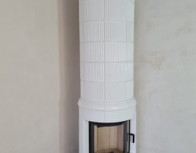 Nasze realizacje - Piece kaflowe NR-PK-83 - Okrągły piec kaflowy w konstrukcji pieco-kominkowej z masą akumulacyjną nałożonej na ujsciu spalin. W dolnej części bryły gładkie kafle, górna bryła wykonana z kafli kanelowanych. Zastosowane palenisko z certyfikatem gwarantuje dużo ciepła i piękne wrażenia estetyczne. 